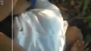 cogiendo a la morrita de prepa en medio de las hierbas