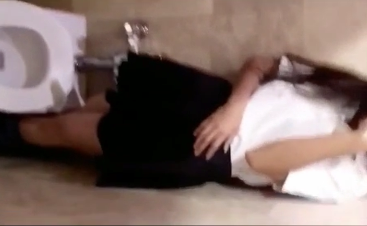 cogiendo en los baños del colegio a chavita colegiala calenturienta