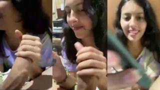 la jovencita no se la queria chupar al novio pero al final es convencida por el novio