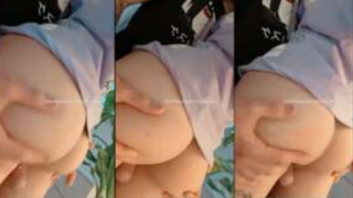 jovencita sabrosa se deja tocar las nalgas por uno de sus amigos