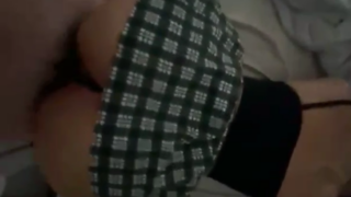 le hace la tanga de lado a ese tremendo culote que se pone en cuatro para coger