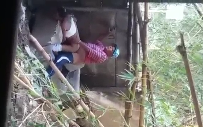 graban anciano cogiendose a su nieta en medio del monte