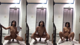 increible jovencita depravada se sienta encima de un dildo gigante