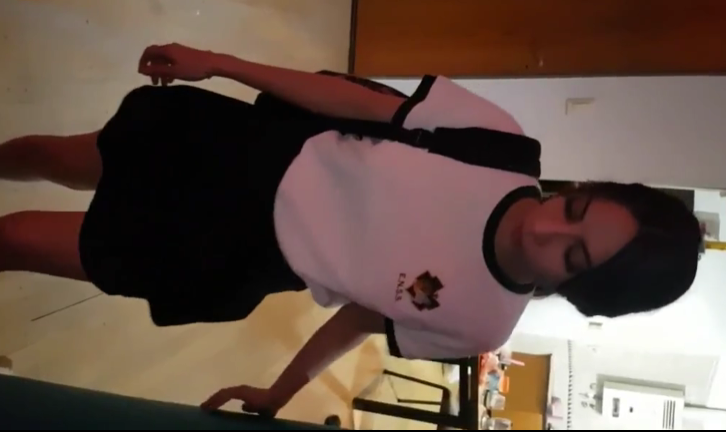 llegando de la escuela le dicen a la colegiala que cojan y ella acepta