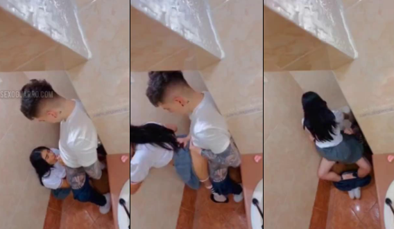 graban a alumnos de prepa cogiendo en los baños del colegio