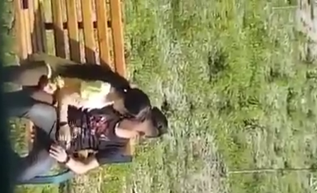 jovencita adolescente no aguanta la calentura y se la jala al novio en el parque