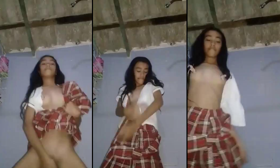 morrita colegiala cachonda enseñando las tetas a sus compañeros del colegio
