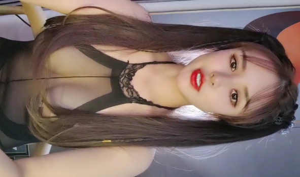 hermosa japonesita provocativa transmite con una blusa transparente que se le ve todo