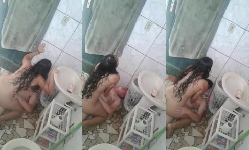 Graba a su hermana cogiendo en el baño de su casa y la acusa con sus padres