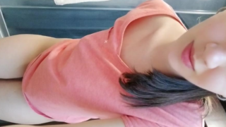 la jovencita no trae nada abajo y cuando se quita la playera ufff