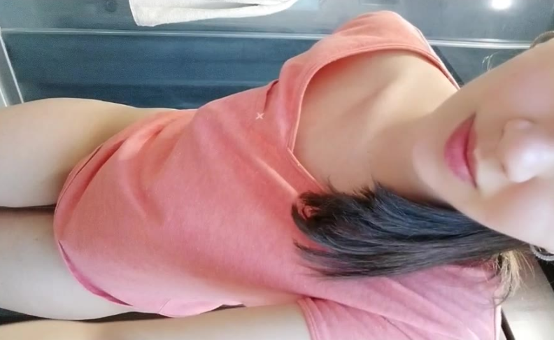 la jovencita no trae nada abajo y cuando se quita la playera ufff