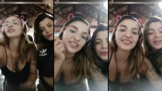 Amigas cachondas en busca de un par de chicos para salir de antro