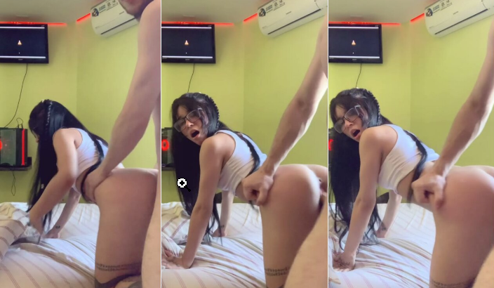 una jovencita venezolana que esta que se cae de buena y se pone de perrito para que la cojan