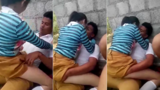 tremenda calentura que se le mete a la colegiala y aunque sus amigas la estan grabando ella quiere coger