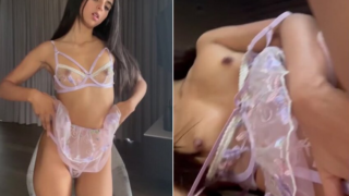 la jovencita flaquita se pone lenceria sexy para el novio y se graba tocandose rico