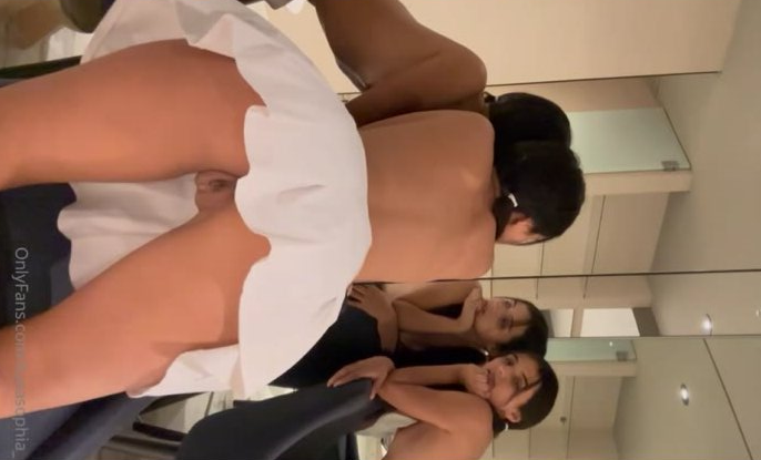 jovencita colegiala haciendo baile caliente pero no trae nada abajo