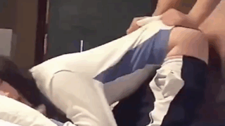 la morrita colegiala se pone en cuatro para que se la cojan