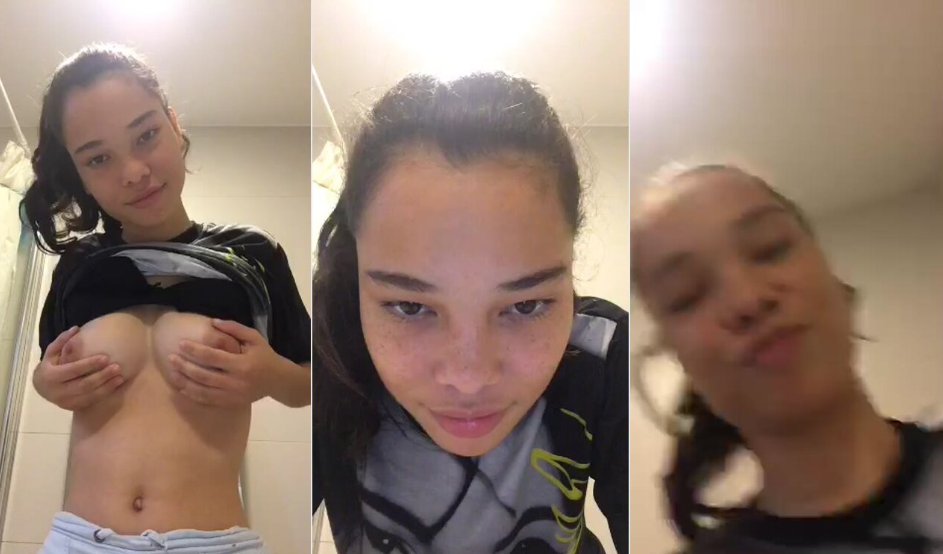 jovencita alocada les enseña las tetas a sus compañeros del colegio