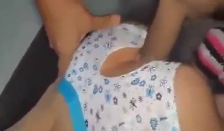 le rompen el calzon a la culona para metersela por el culo