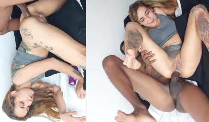 reventandole el culo a una jovencita ninfomana que pone los ojos en blanco