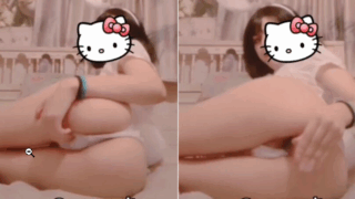 la jovencita colegiala se hace de lado el calzon para tocarse la vagina mientras se graba