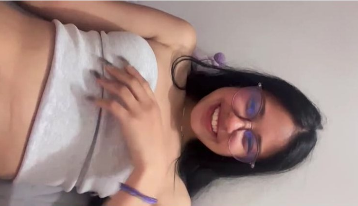 quieren que les enseñe una teta? les pregunta la morrita colegiala a sus amigos