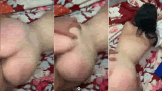 jovencita culona le aguanta la polla enorme del novio dentro de sus nalgas