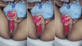 la jovencita mexicana se graba masturbandose con un dildo que la hace gemir delicioso