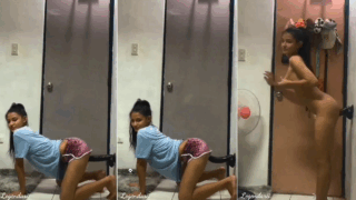 jovencita adolescente solo por cumplirle la fantasia al novio se mete tremendo dildo