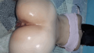 Aceitandole el culito a una rica nalgona antes de romper ese delicioso orto