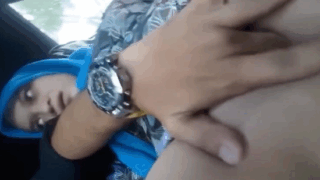 jovencita caliente se deja meter el dedo en el auto en medio del trafico