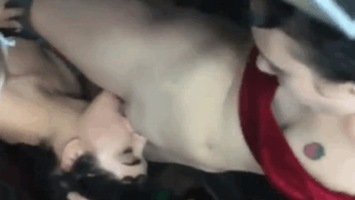 hermosas lesbianas son grabadas en baño publico pasandola rico