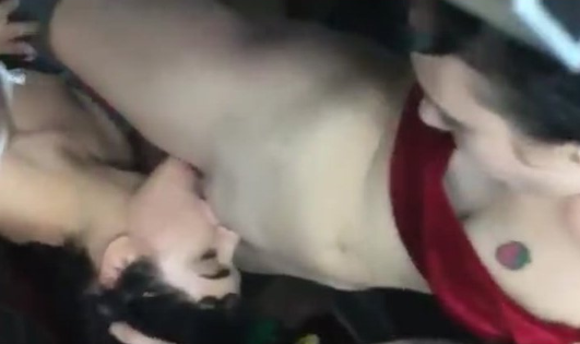 hermosas lesbianas son grabadas en baño publico pasandola rico