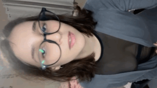 hermosa jovencita cachonda se graba metiendose un enorme dildo