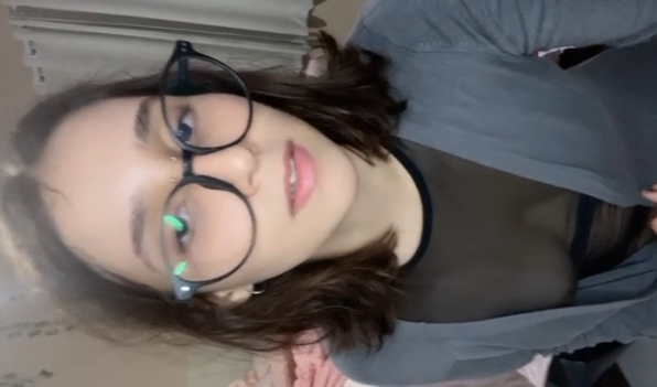 hermosa jovencita cachonda se graba metiendose un enorme dildo