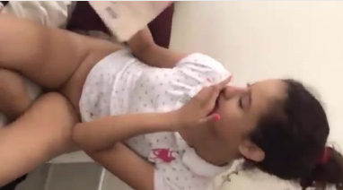 morrita colegiala no se la quiere chupar al novio por que dice que le huele feo xD