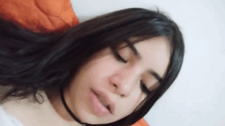 la morrita colegiala se abre los labios vaginales y enseña su mojada vagina