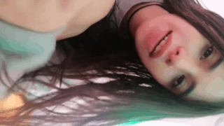 increible jovencita colegiala que se desnuda completa y enseña todo