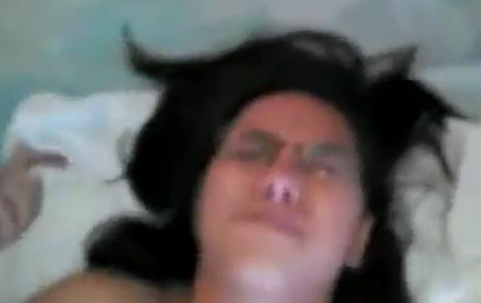 ya no aguanto mas…le dice la morrita cuando el novio se la mete por el culo