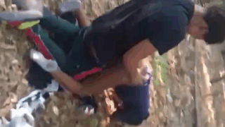 la jovencita colegiala se deja coger en medio del monte y uno de sus compañeros los graba