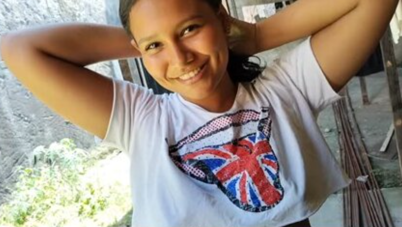 encuentra a su prima sola en la casa y le propone que cojan en lo que llegan sus padres