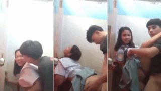 en los baños del colegio una parejita de novios adolescentes se graban cogiendo