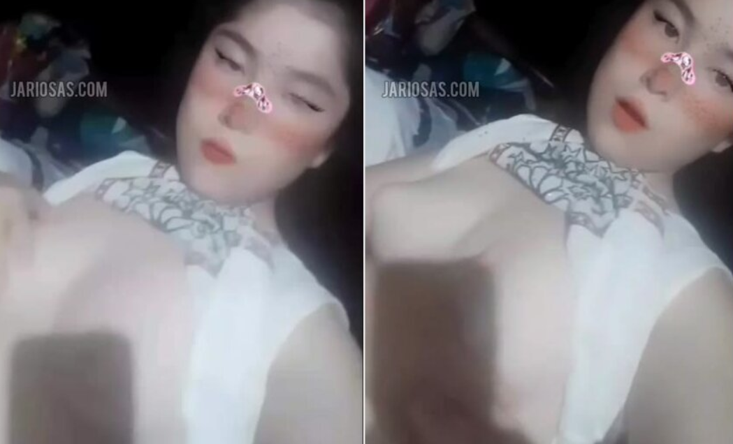hermosa jovencita se sacas las tetas solo para impresionar a sus amigos