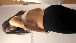 la jovencita se pone una tanga que le hace ver un par de nalgas increibles