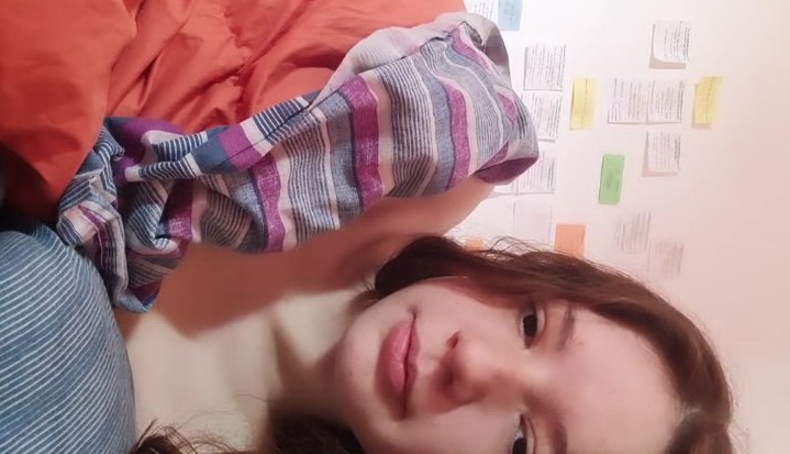 estoy completamente desnuda debajo de las cobijas…le dice la morrita colegiala al novio