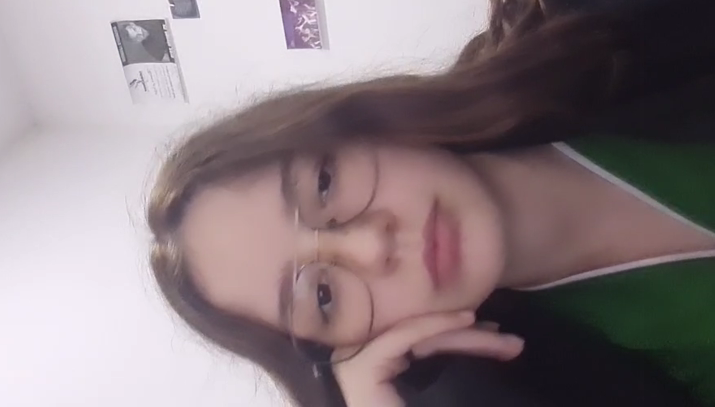 la morrita colegiala llegando del colegio les dice a sus amigos que se grabara bañandose