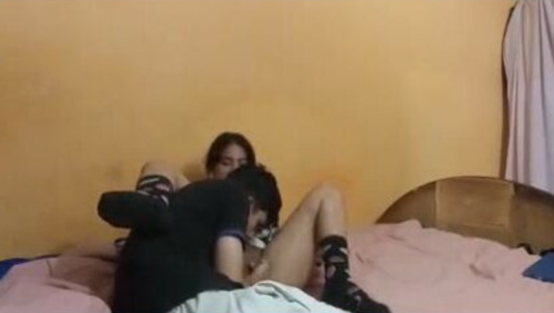 metiendole los dedos a una rica colegiala mexicana y despues se la coge en cuatro