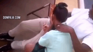 alumna de prepa se la chupa a uno de sus compañeros y los demas la graban