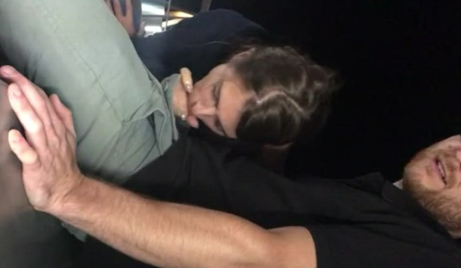 jovencita cachonda se la chupa a un hombre maduro en el parque