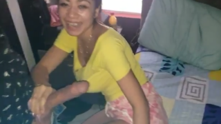 le lleva a su amigo vergon a la novia para que se la chupe